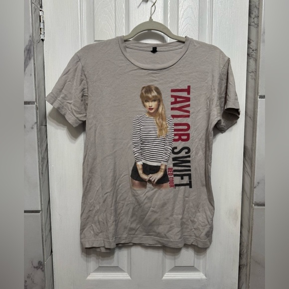 Taylor Swift Tops - Taylor Swift The RED Tour 2013 Concert T-Shirt Women’s Small Unisex Light Gray